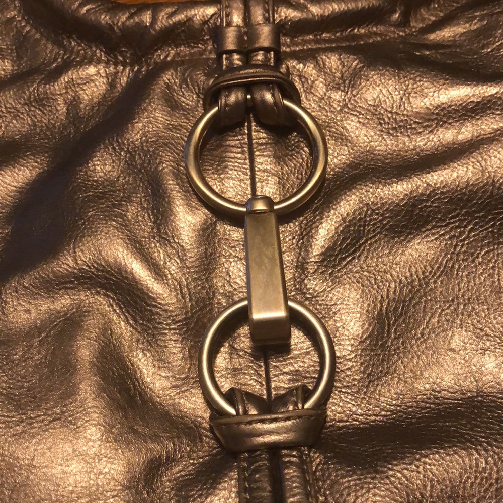 A handbag - Picture 2 of 8